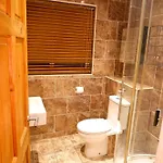 Apartment Dundridge - Morden Urban Living - Sleeps Up To 9 Guests & Private Parking For 2 Vehicles