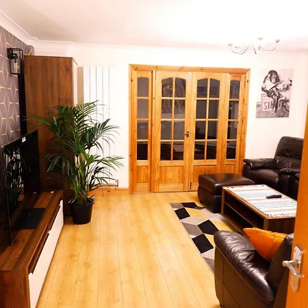 Dundridge - Morden Urban Living - Sleeps Up To 9 Guests & Private Parking For 2 Vehicles Bristol