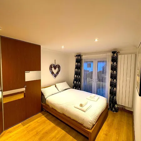 Apartment Dundridge - Morden Urban Living - Sleeps Up To 9 Guests & Private Parking For 2 Vehicles Bristol
