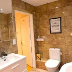 Dundridge - Morden Urban Living - Sleeps Up To 9 Guests & Private Parking For 2 Vehicles Bristol