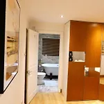 Dundridge - Morden Urban Living - Sleeps Up To 9 Guests & Private Parking For 2 Vehicles