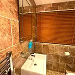 Dundridge - Morden Urban Living - Sleeps Up To 9 Guests & Private Parking For 2 Vehicles Apartamento *