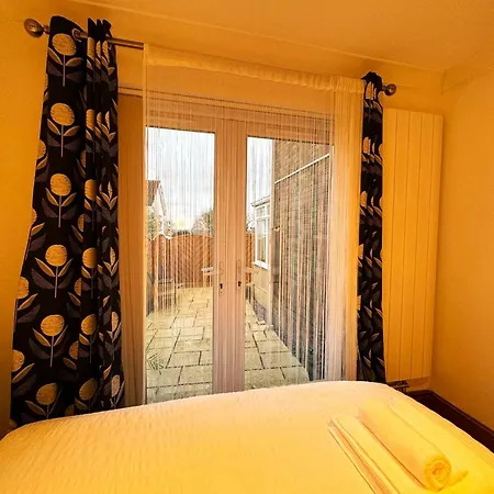 Dundridge - Morden Urban Living - Sleeps Up To 9 Guests&private Parking For 2 Vehicles *