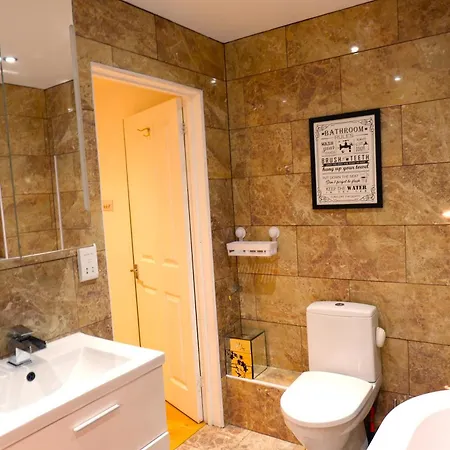 Dundridge - Morden Urban Living - Sleeps Up To 9 Guests&private Parking For 2 Vehicles Bristol