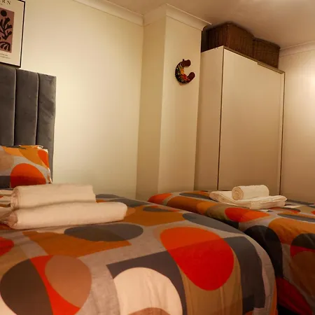 Apartment Dundridge - Morden Urban Living - Sleeps Up To 9 Guests & Private Parking For 2 Vehicles Bristol