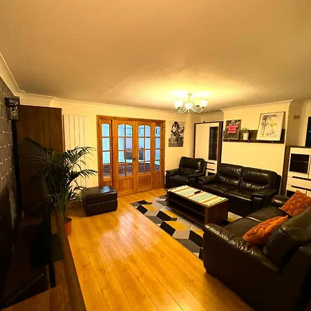 شقة Dundridge - Morden Urban Living - Sleeps Up To 9 Guests & Private Parking For 2 Vehicles بريستول