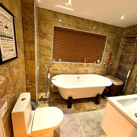 Апартаменти Dundridge - Morden Urban Living - Sleeps Up To 9 Guests & Private Parking For 2 Vehicles