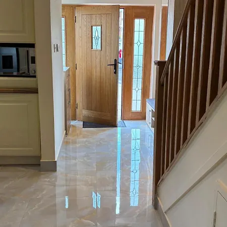 Dundridge - Morden Urban Living - Sleeps Up To 9 Guests & Private Parking For 2 Vehicles Apartment *