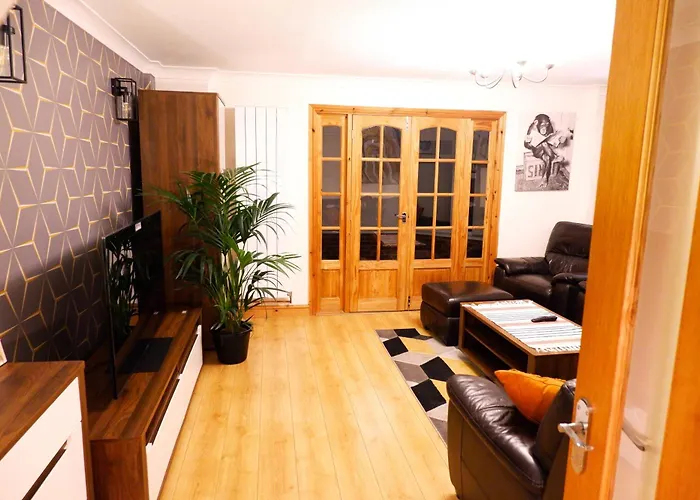 Dundridge - Morden Urban Living - Sleeps Up To 9 Guests & Private Parking For 2 Vehicles Bristol