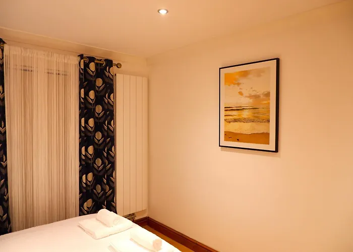 Dundridge - Morden Urban Living - Sleeps Up To 9 Guests & Private Parking For 2 Vehicles شقة