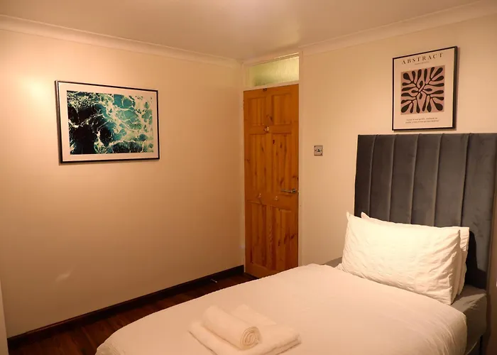 Dundridge - Morden Urban Living - Sleeps Up To 9 Guests & Private Parking For 2 Vehicles *