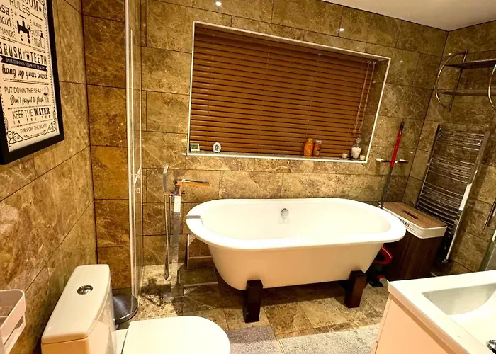 Apartment Dundridge - Morden Urban Living - Sleeps Up To 9 Guests & Private Parking For 2 Vehicles