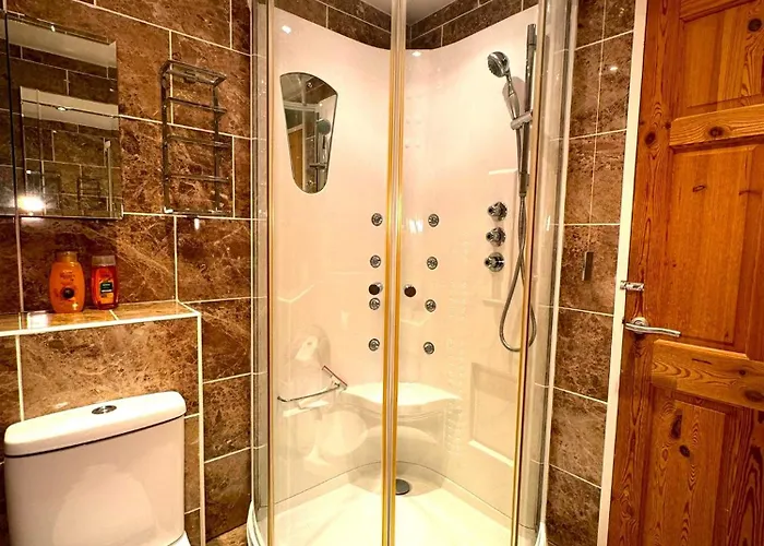 Dundridge - Morden Urban Living - Sleeps Up To 9 Guests & Private Parking For 2 Vehicles Apartment