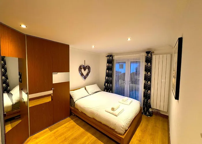 شقة Dundridge - Morden Urban Living - Sleeps Up To 9 Guests & Private Parking For 2 Vehicles بريستول