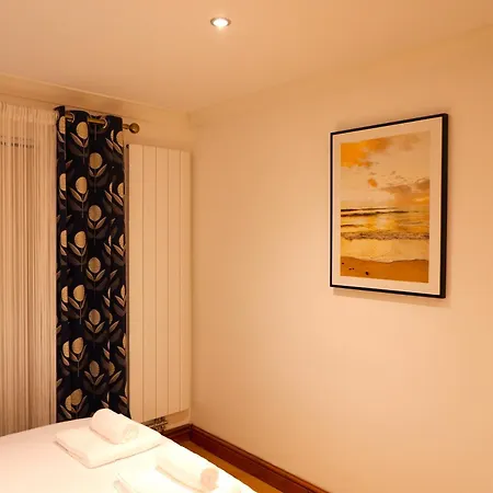 Dundridge - Morden Urban Living - Sleeps Up To 9 Guests & Private Parking For 2 Vehicles Apartman