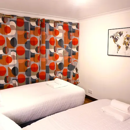 Dundridge - Morden Urban Living - Sleeps Up To 9 Guests & Private Parking For 2 Vehicles