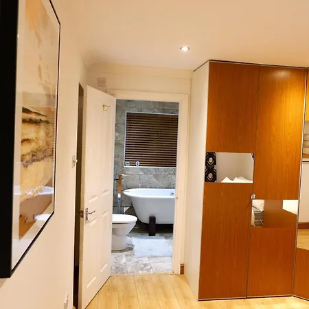 Dundridge - Morden Urban Living - Sleeps Up To 9 Guests & Private Parking For 2 Vehicles