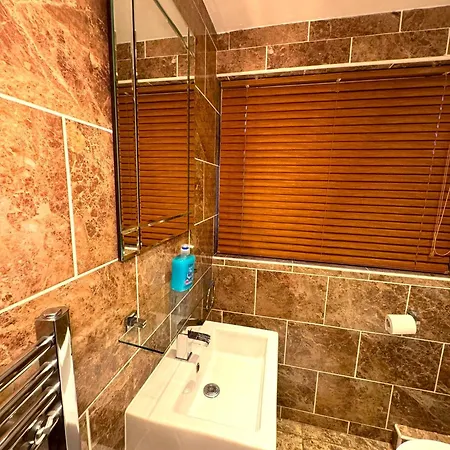 Dundridge - Morden Urban Living - Sleeps Up To 9 Guests & Private Parking For 2 Vehicles Apartman *