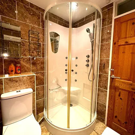 Dundridge - Morden Urban Living - Sleeps Up To 9 Guests & Private Parking For 2 Vehicles Apartman