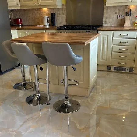 Dundridge - Morden Urban Living - Sleeps Up To 9 Guests & Private Parking For 2 Vehicles *